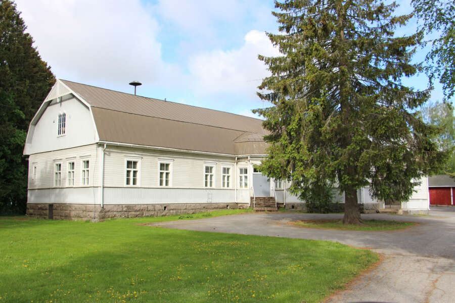 Kaulanperän koulu on toinen Pöytyän kunnan kauppaamista rakennuksista. Koulutyö loppui opinahjossa vuoden 2022 kevätjuhlaan. 