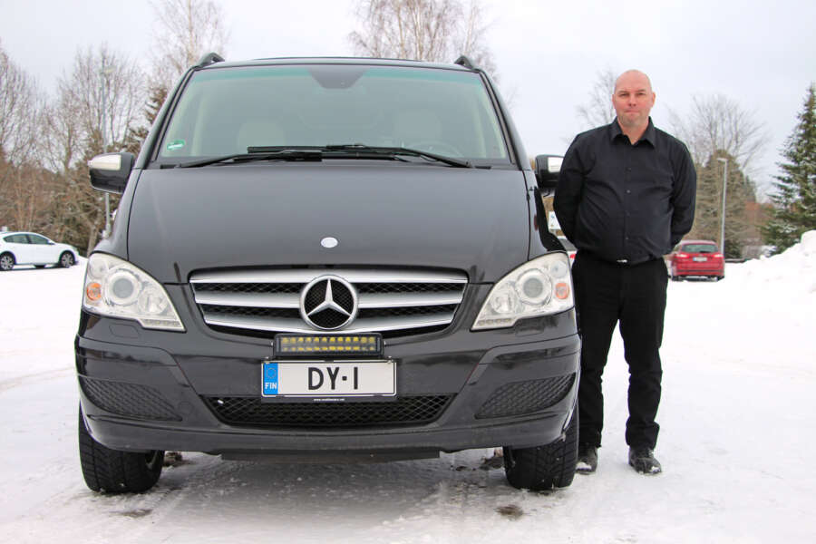 Kuljetuksia varten Hautauspalvelu Aaltonen & Sirén Oy:llä on ruumisautoksi rakennettu Mercedes-Benz. Auton vierellä on Janne Sirén.