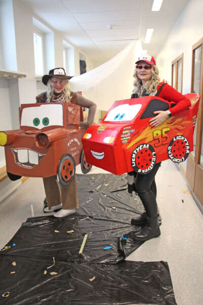 Autot-elokuvan Martiksi ja Salama McQueeniksi pukeutuneet Teea Koski sekä Jenni Pekkala olivat ryhtyneet valmistamaan asusteitaan hyvissä ajoin ennen penkkareita. Molemmat tuumasivat, että käsillä oli kenties lukioajan hienoin päivä.