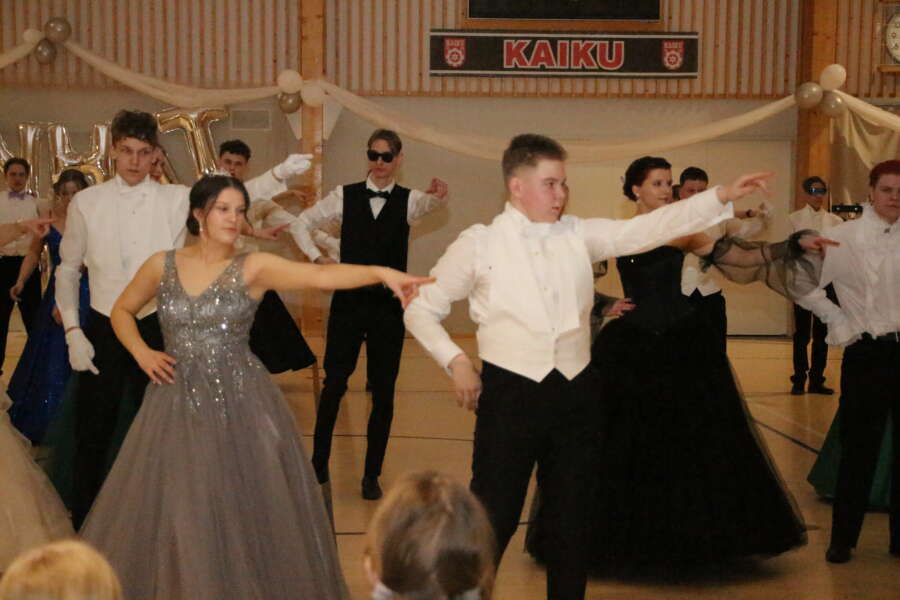 Aurora Hämäläinen ja Frans Laukka irroittelivat vanhojen omassa tanssissa Abban tahtiin.