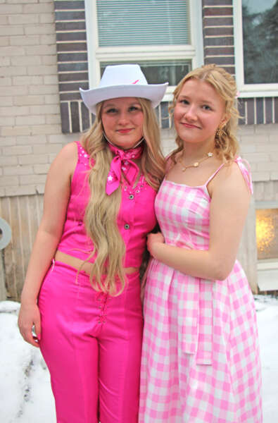Sini Kaskela ja ja Petra Minerva olivat pukeutuneet Barbie-elokuvan innoittamina vaaleanpunaisiin asusteisiin. Barbie-teema oli vahvasti esillä myös koulun käytävien koristeissa.