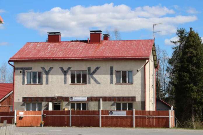 Tyyki-nimi on muistona ajasta, jolloin talossa oli kangaskauppa. Nyt alakerrassa toimii kukkakauppa ja hautauspalvelu.