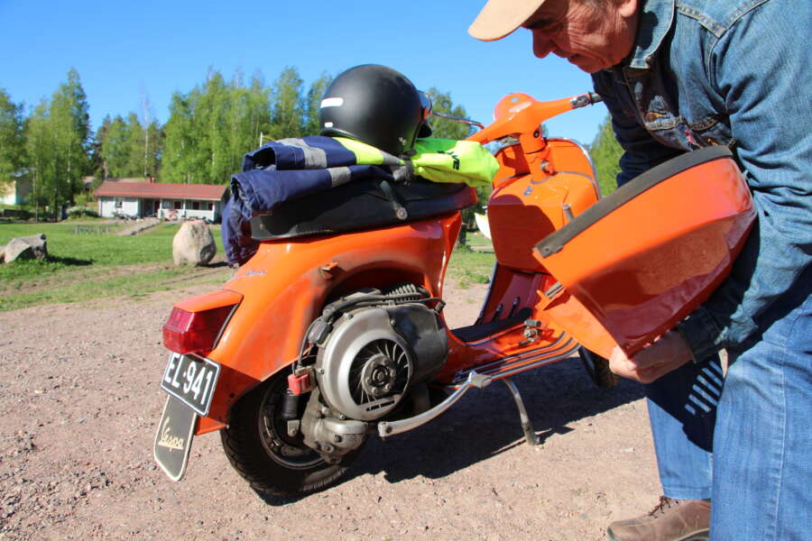 Vespan moottori on lähes kiinni takapyörässä. Kaksitahtisen koneen käyntiääni on yllättävän pehmeä.