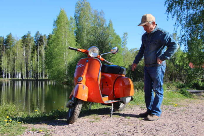 Juha Karppinen ja Vespa Oripään Myllylähteellä.