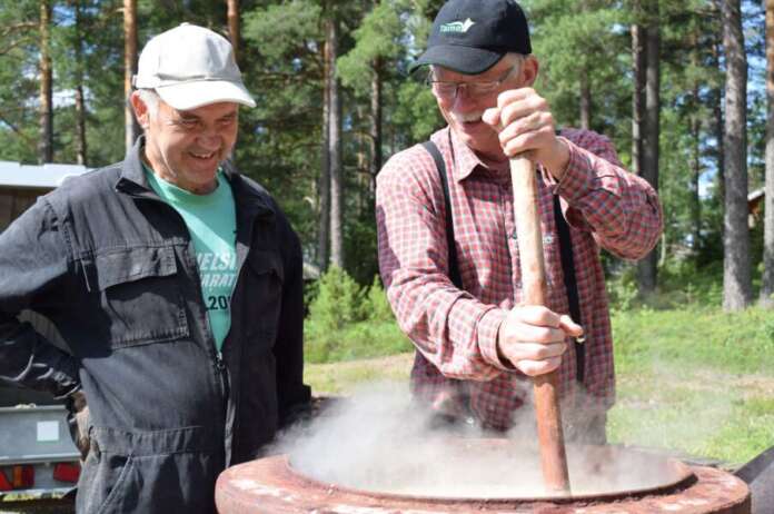 Pertti Ekman seuraa, kun Veikko Niittymaa sekoittaa seosta, johon ruisjauhot on hetki sitten lisätty. Punamullan lisäämiseen on tässä vaiheessa vielä pitkä aika.