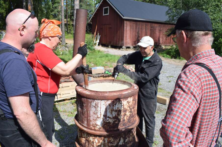 Kun seos alkoi kiehua liikaa, otettiin porakone ja vispilä käyttöön, jotta kiehuminen ei nosta maalisoosia yli reunojen. Pertti Ekman vispasi ja Katri Heinonen hämmensi. Samuli Suominen ja Veikko Niittymaa pohtivat, että eihän se nyt vaan pala pohjaan.