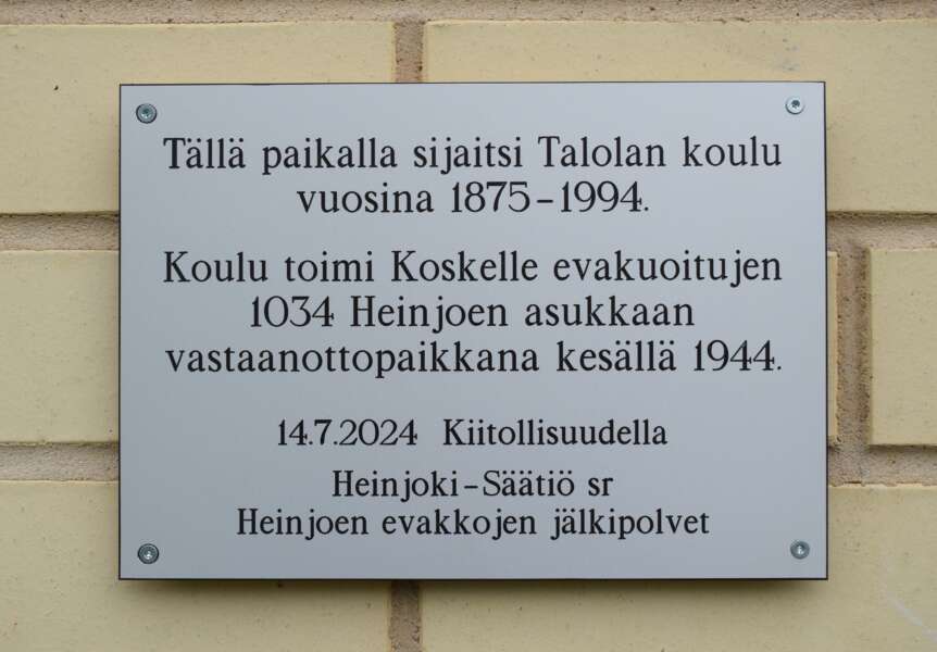 Päiväkoti Naavatassun seinään kiinnitettiin Heinjoki-juhlan yhteydessä muistolaatta, joka kertoo evakkohistoriasta.