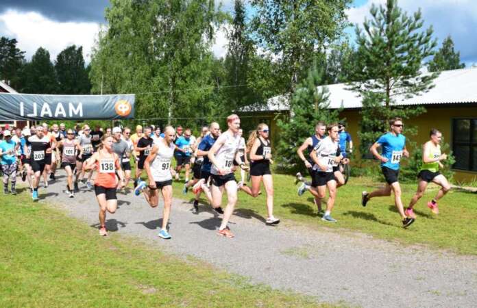 Orihölkkään starttasi 135 erilaista juoksijaa. Joukossa oli lapsia, nuoria, aikuisia ja vanhuksia sulassa sovussa keskenään. Osa kisasi myös ilman kisanumeroa.