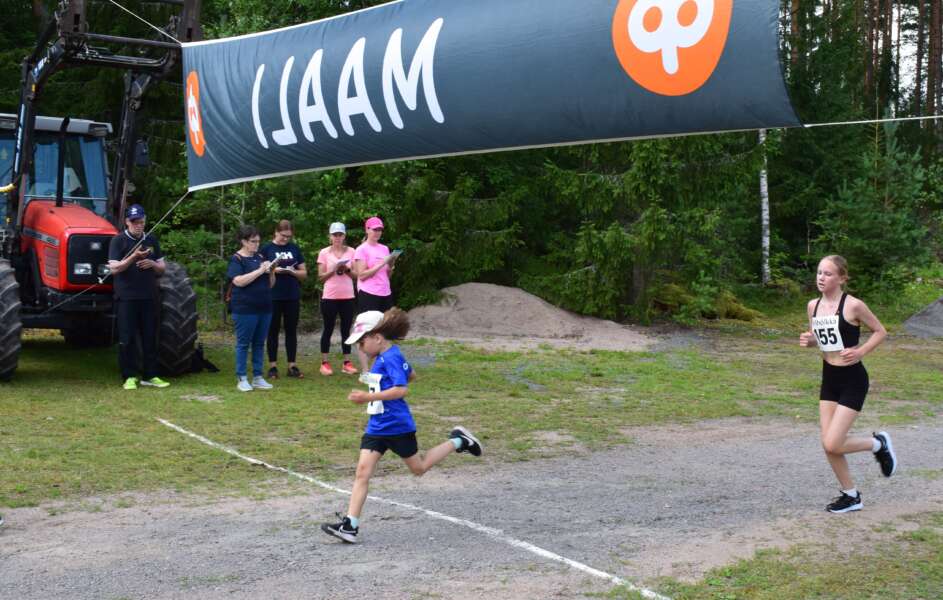 Maisa Mäkilä, 7, pinkaisi maaliin ennen puolta vanhempaa Linda Milleriä, 13. Reitti oli Maisalle jo ennalta tuttu, sillä reittiä oli käyty isän kanssa harjoittelemassa.