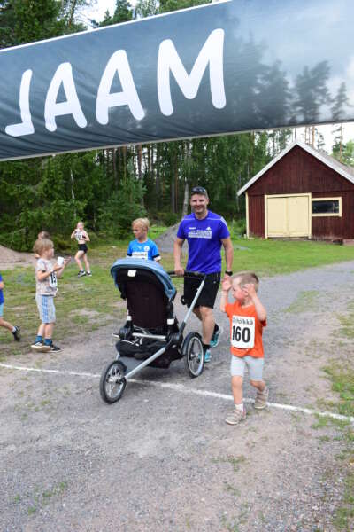 Niilo Keskitalo, 4, tuuletti maaliin tuloaan ponnekkaasti. Isä Tapio Keskitalo oli juossut reitin läpi poikansa tukena hoitaen samalla lastenvaunuvelvollisuuksia.