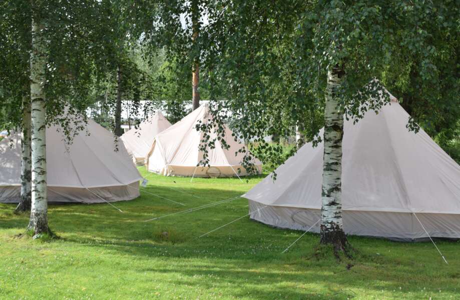 Majoitukset pursuavat yli tanssileirin aikana. Uutena vaihtoehtona Valasrannalla on tarjolla glamping-teltat, jotka ovat suorastaan juhannusmaisissa tunnelmissa koivikossa.