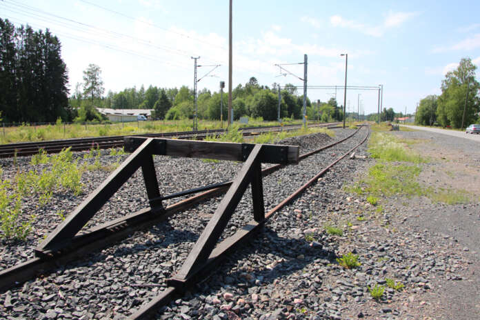 Kyrön entisen rautatieaseman tienoolle on varattu tilaa mahdolliselle seisakkeelle. Laitureita on näillä näkymin oltava kaksi, sillä Kyrö säilynee junien kohtauspaikkana.