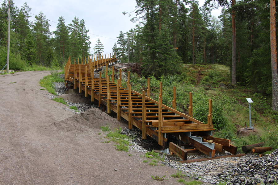 Kuntoportaat ovat Yläneen vesitorninmäessä.