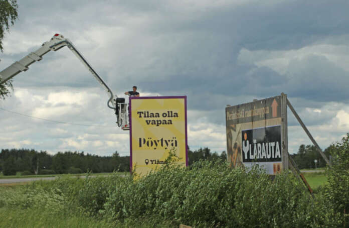 Pöytyän kunta on kohentanut ilmettään uusilla tienvarsimainoksilla. Sellaista asennettiin Yläneelle kesäkuun lopussa.