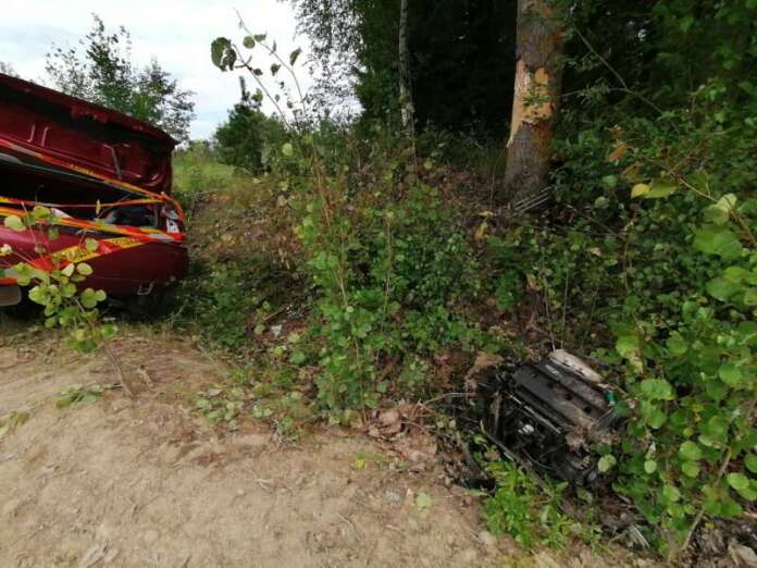 Henkilöautosta irtosi ulosajossa moottori. Kuva: Simo Päivärinta.