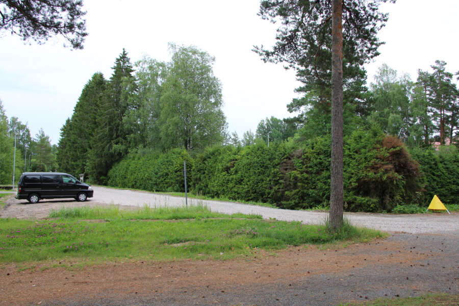 Kosken Välitien päässä on pysäköintialue sekä tiukka mutka, josta kapea kulkuväylä johtaa koulukeskuksen taakse ja Lampitien risteykseen.