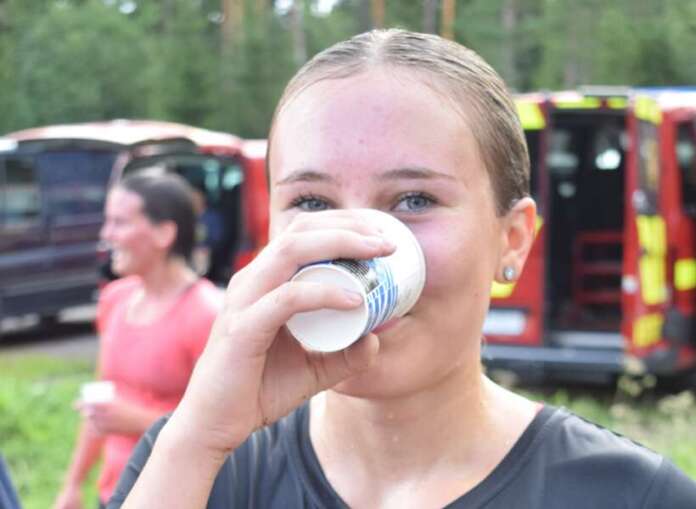 Elma Uusipaikka nautiskeli Haukkavuoren haasteesta niin paljon, että maalintulon mehupisteelläkin hymyilytti, vaikka kädet olivat turpeessa ja paita märkä.