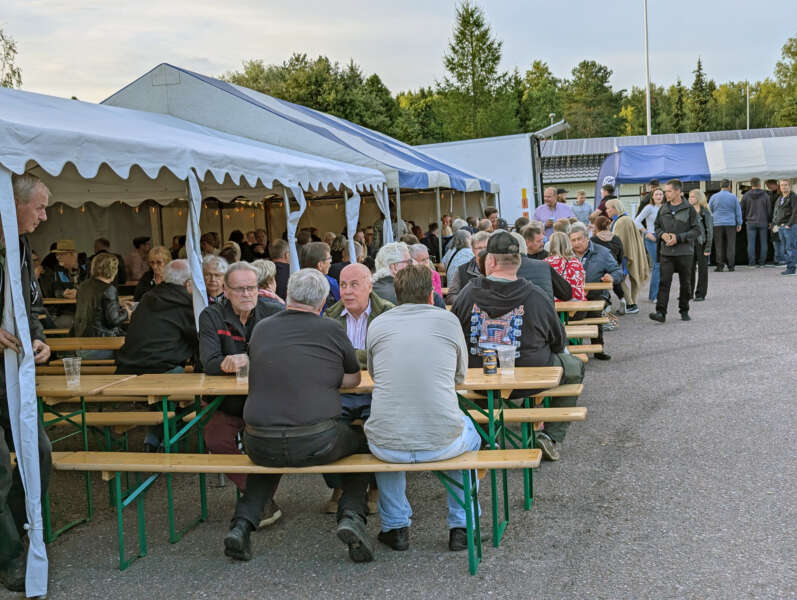 Heinäjamien järjestäjät varautuivat sääennusteiden lupailemiin sateisiin kasaamalla edellisiä vuosia enemmän katoksia jamittelijoille. Istumapaikkojen määrä oli ennallaan, mutta nyt katosta riitti lähes kaikille. Kuva: Kalle Rajala.