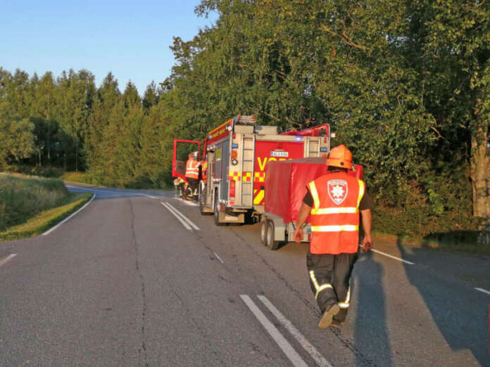 Palokuntalaisilla oli lähes viiden tunnin siivousurakka Härkätiellä. Kuva: Simo Päivärinta.