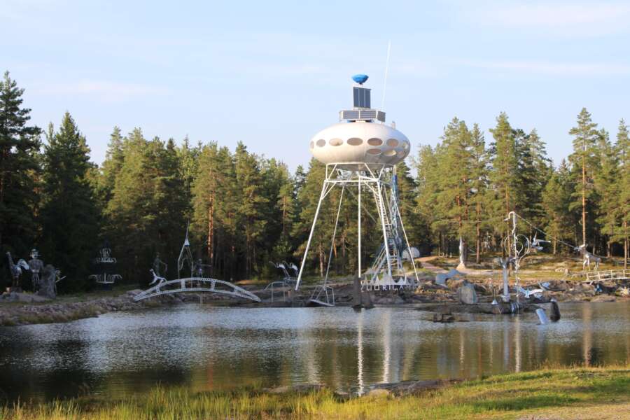 Enkelipuiston näkötornina on 1960-luvun luomus, Futuro-talo.