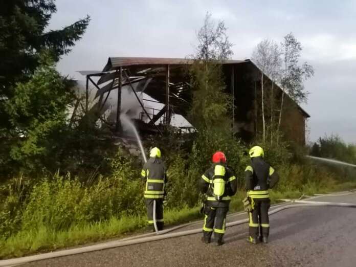 Hakevarasto tuhoutui tulipalossa lähes täysin. Kuva: Simo Päivärinta.