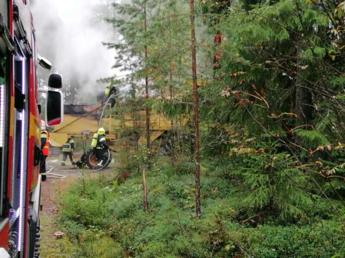 Palamaan syttynyt leikkuupuimuri onnistuttiin ajamaan hallista ulos ja samalla aloitettiin alkusammutus. Paikalle saapuneet pelastajat sammuttivat palon. Kuva: Simo Päivärinta.