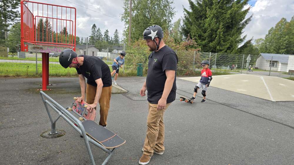 Topi Määttä ja Micael Nilsson kummastelivat skeittipuiston vempeleen käyttötarkoitusta. He totesivat, että skeittilautojen avulla siitä saa ainakin penkin.