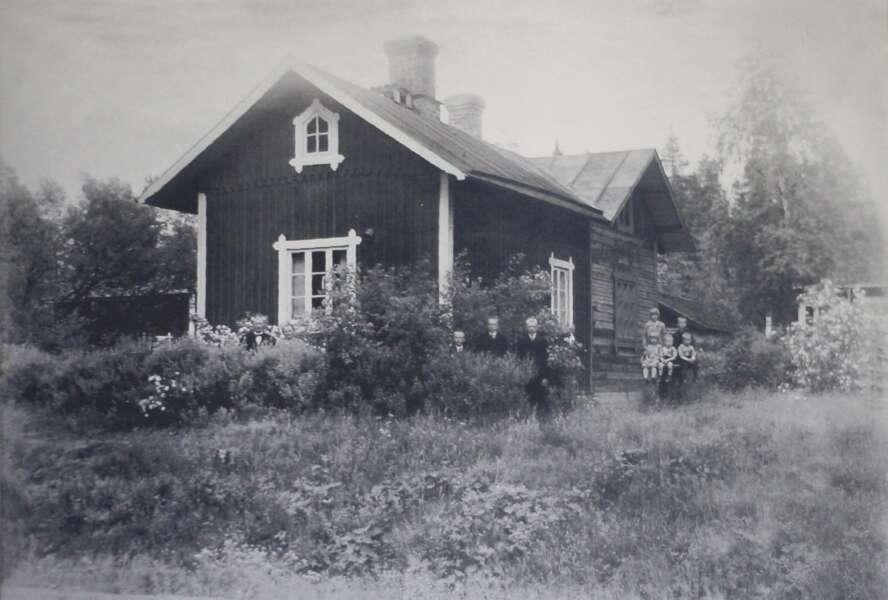 Taulussa on Käyrän vahtitupa ja ratavartija perheineen todennäköisesti vuonna 1929. Kuva: Toni Tikkasen kokoelma.