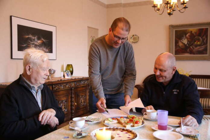 Tomi Saarnivaara (kesk.) esittelee Kaarlo Mäkisen (vas.) kirjoittamaa historiikkitekstiä Tarvasjoen MTK-yhdistystä jo 12 vuotta luotsanneelle Matti Mäkitalolle.