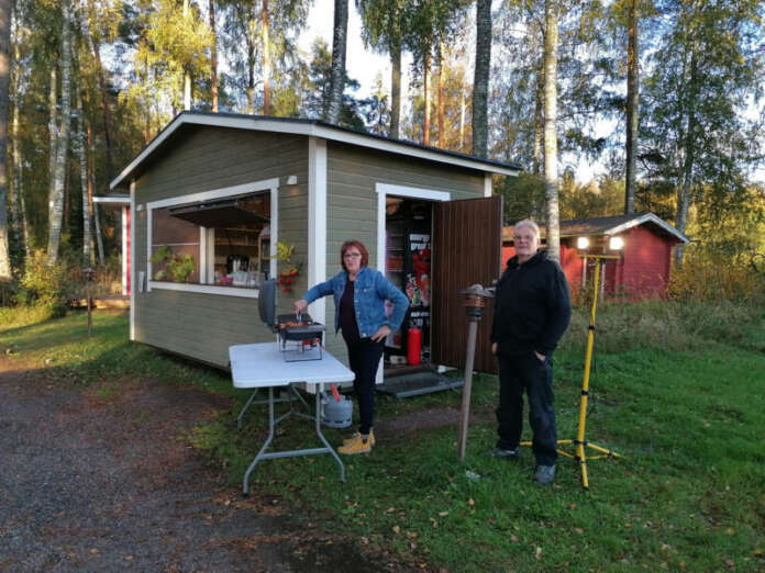 Kioskinhoitaja Arja Mäkelä ja Kosken Tl Yrittäjien puheenjohtaja Pekka Kanasuo Liipolan kesäkioskin kauden päättäjäisillanvietossa lauantaina 28.9. Kuva: Simo Päivärinta.