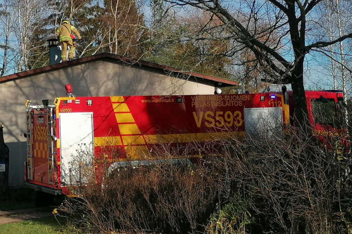 Sammutustyöt kestivät alle tunnin. Palokuntalaiset poistuivat talon katolta noin kello 13. Kuva: Simo Päivärinta.