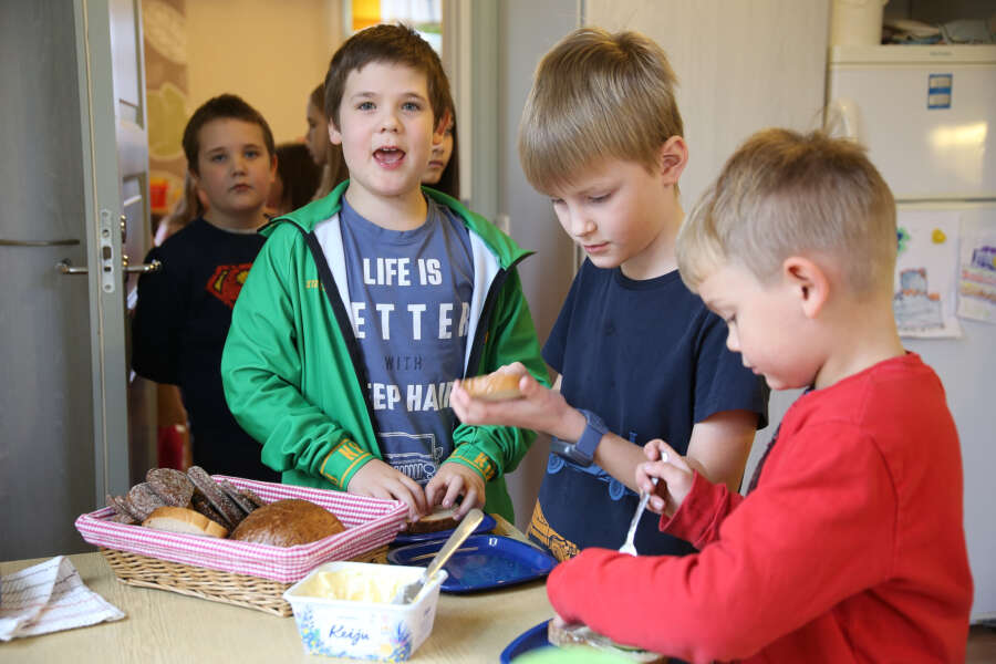 Pöytyän seurakunnan järjestämissä kaakaokerhoissa osallistujille tarjotaan välipalaa. Leipäjonossa Väinö Suominen (vas.), Frans Suominen, Elias Wisakanto ja Eino Mattila.