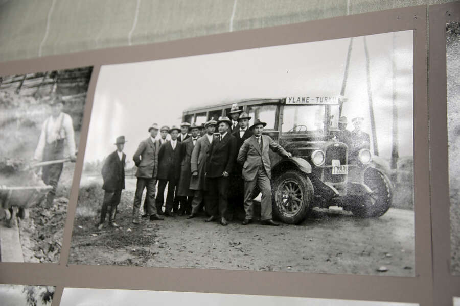 Kuva ajalta, jolloin Yläneeltäkin vielä pääsi bussilla Turkuun. Tourula-Keihäskosken kyläyhdistyksen historiatoimikunta on kerännyt kylien historiasta satoja valokuvia tarinoineen viimeisten kuuden vuoden aikana.