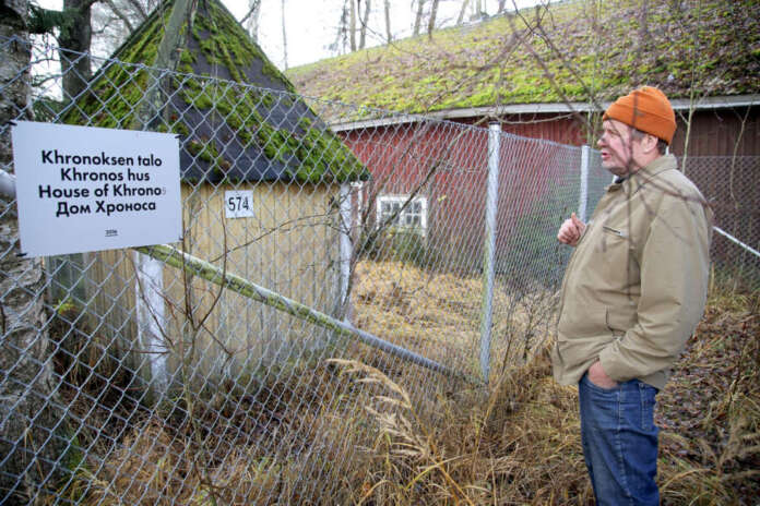 Viiden vuoden päästä tämä on varmaan jo ihan erinäköinen. Niin se on, ei tässä maailmassa mikään kestä, biologi Mika Lehto miettii Khronoksen taloa ja sen pihapiiriä tarkastellessaan.