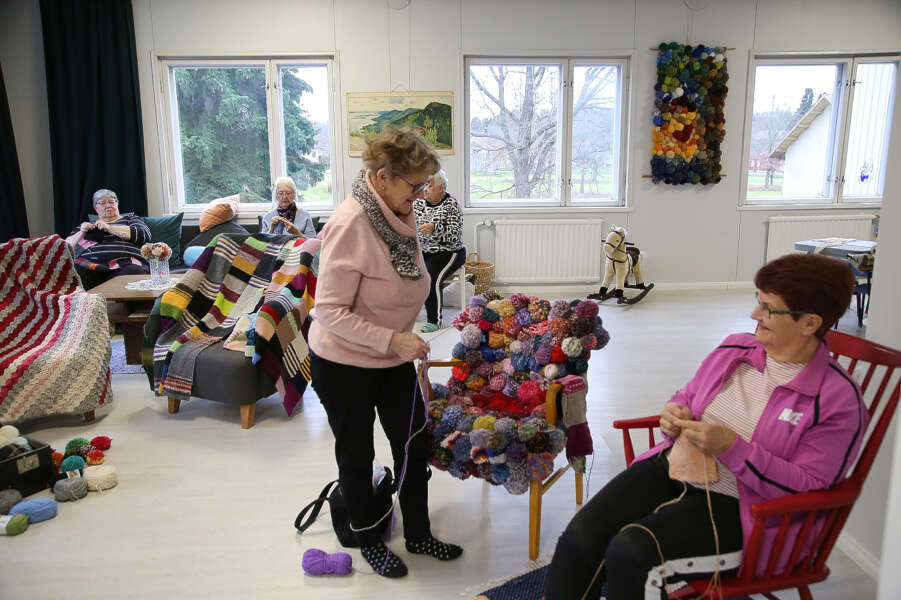 Lahjoitetuilla langoilla on valmistettu Kosken käsityökerhossa muun muassa Marja-Leena Tombergin (edessä) tuolin pehmuste, seinällä oleva ryijy sekä peitteitä Ukrainaan. Hanna Kuusisto (oik.), Seija Hakamäki (vas.), Riitta Airiskallio ja Maija Mäki kutovat jo uusia peittoja.