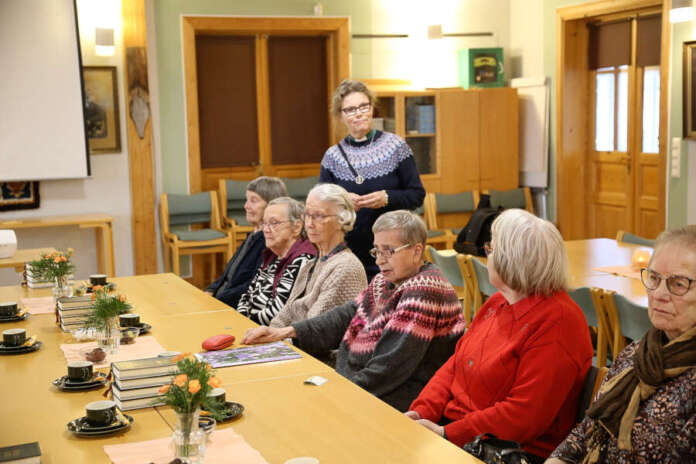 Liedon seurakunnan vanhusten kerho kokoontuu Tarvasjoella joka toinen keskiviikko diakoni Kaarina Saarenpään (taustalla) johdolla. Viime kuukaudet väkeä on puhuttanut etenkin lähikauppa K-Market Taatelin tilanne.