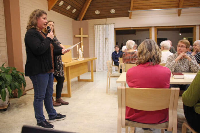 Minna Stenroosilta ja Merelle Peltonen Galindolta kysyttiin, saisiko Oripään kirkossa järjestää esimerkiksi syntymäpäiväjuhlia, jos seurakuntatalo myytäisiin. Peltonen Galindo vastasi, että se olisi juhlien luonteesta riippuen mahdollista.