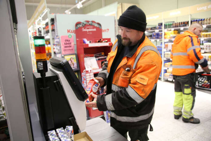 -Pikkuostoksia tehdessäni käytän itsepalvelukassaa, vaikka kassalla ei olisi jonoakaan, Marttilan Salessa asioiva Jarno Levonmaa toteaa. Ruokarobotteja sen sijaan hän ei kaipaa mihinkään.