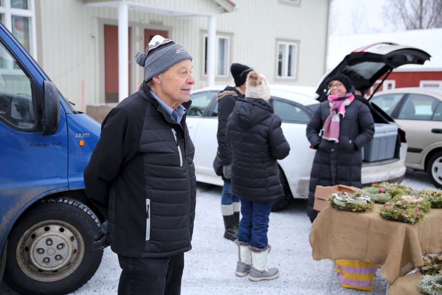 Matti Kylänpää odotteli Marttilan kunnan tarjoamaa jouluglögiä kirjaston pihamaalla. Puoliso Anna-Liisa Kylänpää (selin) vaihtoi kuulumisia kransseja kaupitelleen Päivi Järvilehto-Kylänpään kanssa.