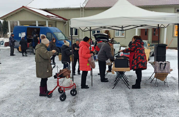 Kunnanjohtaja Anne Ahtiainen astui itse remmiin ja jakoi kuntalaisille joulupuuroa. Samalla vaihdeltiin hyvän joulun toivotuksia.