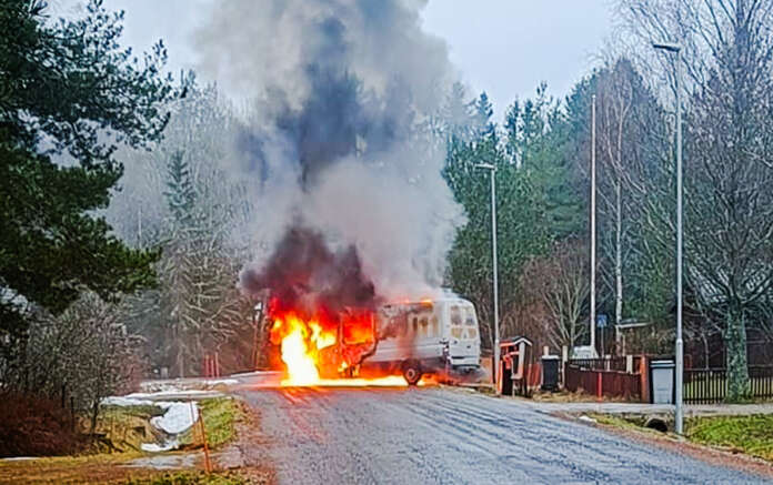 Pakettiauto paloi tapaninpäivänä poroksi Kosken Välitiellä. Kuva: Simo Päivärinta