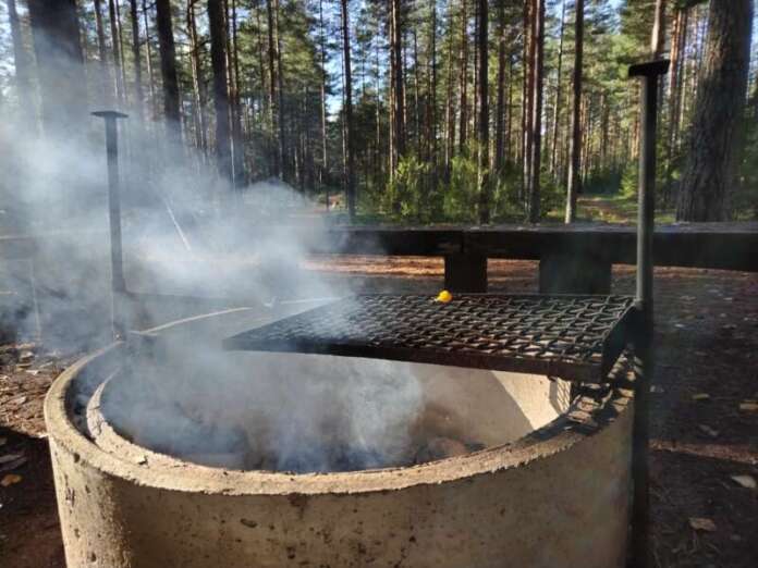 Kunnostushankkeessa aiotaan korjata muun muassa Harjureitin eroosiosta kärsineitä polkuja soralla ja muilla kestävillä materiaaleilla. Kuva on Harjureitin Rajalaavulta.