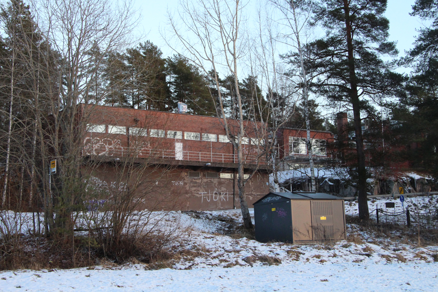 Liedon viranhaltijat harmittelevat töhrijöiden intoa maalata kuvassa olevaa Tarvashovia sekä myös vesitornia. Vesitornia suojaa aita, jota töhrijät puhkovat ja kaupunki korjaa.