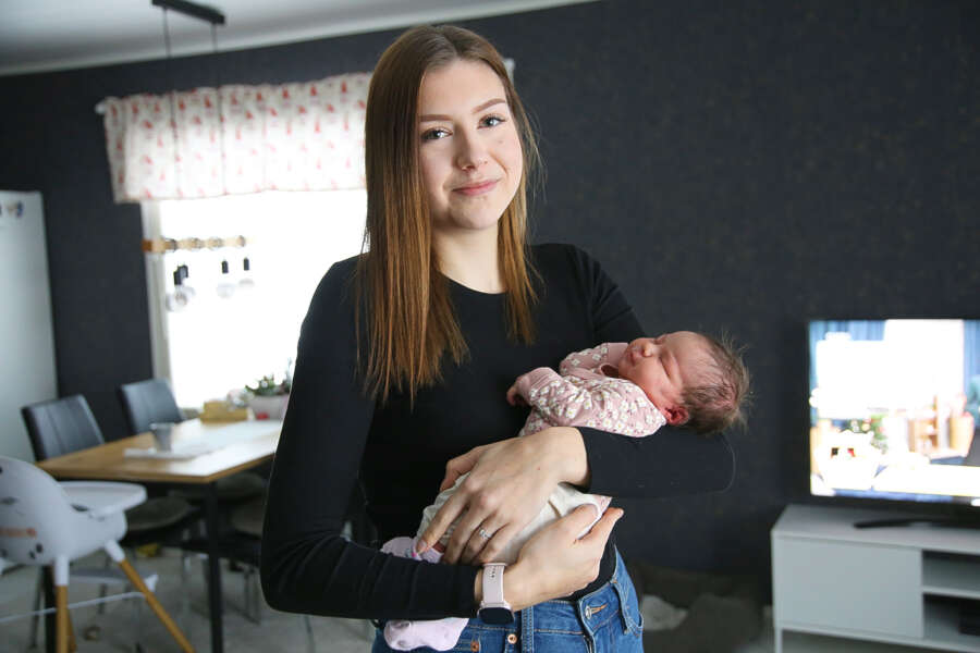 Henna Kauhasen mukaan runsaan viikon ikäinen tytär on ainakin toistaiseksi antanut isoveljen ja vanhempien nukkua yöt melko rauhassa.