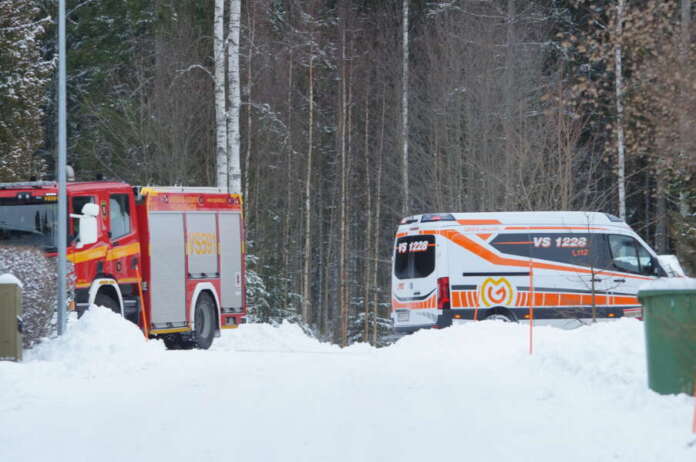 Paloauton lisäksi Tarvasjoen Kuusikujalle tuli varmuuden vuoksi myös ambulanssi. Kuva: Simo Päivärinta.