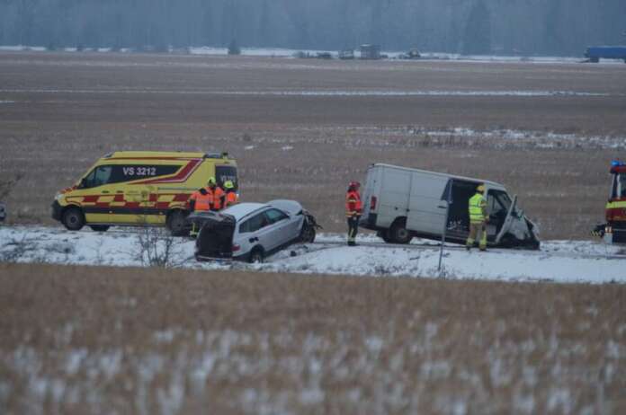 Ambulanssien tultua onnettomuuspaikalle saapui vielä lääkärihelikopteri. Kuva: Simo Päivärinta.