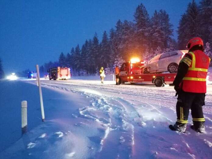 Hinausautot hakivat ojaan suistuneet ajoneuvot. Kuva: Simo Päivärinta.