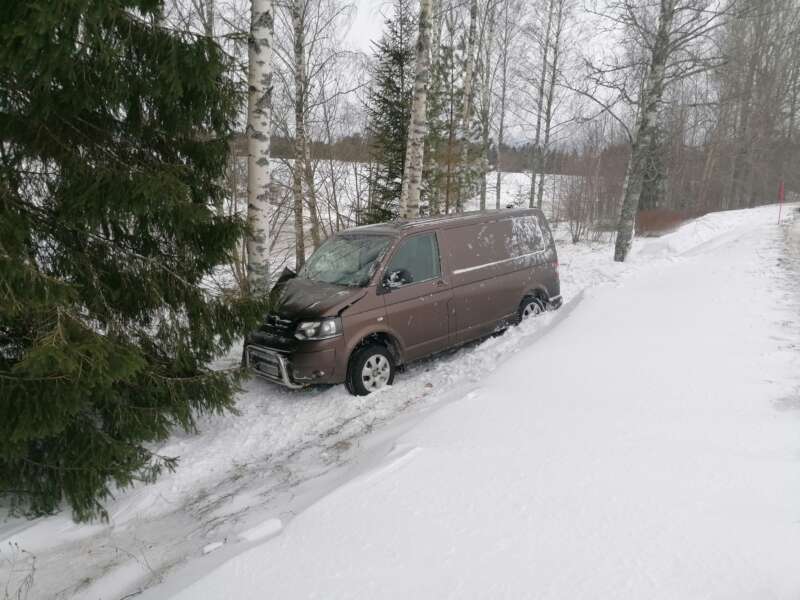 Pakettiauto suistui Tarvasjoella Hämeen Härkätieltä ja törmäsi puuhun. Kuva: Simo Päivärinta.