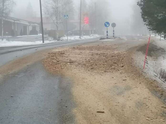 Ollilantien ja Talvitien risteykseen on pudonnut suurehko määrä puusilppua. Kuva: Simo Päivärinta.