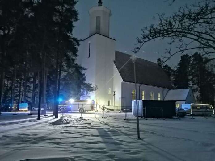 Kosken VPK:n palokuntalaiset tarkastivat Kosken kirkkoa noin puolen tunnin ajan. Kuva: Simo Päivärinta.